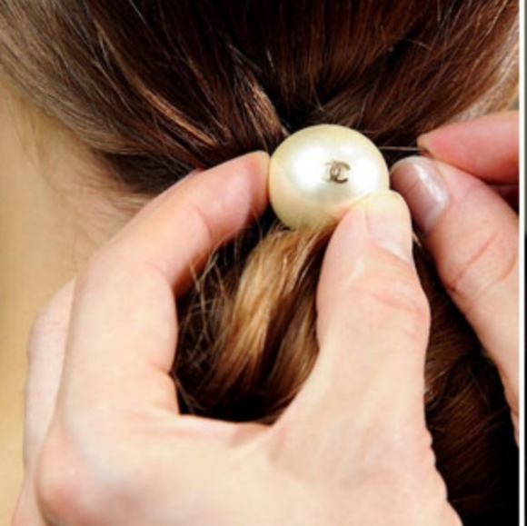 Chanel Gift With Purchase Big pearl scrunchie - Picture 3 of 3